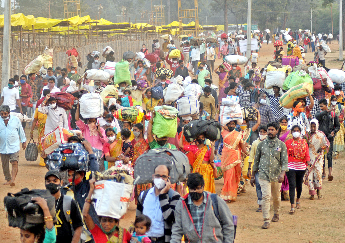 Huge Rush Of Devotees At Medaram Jatara - Sakshi8