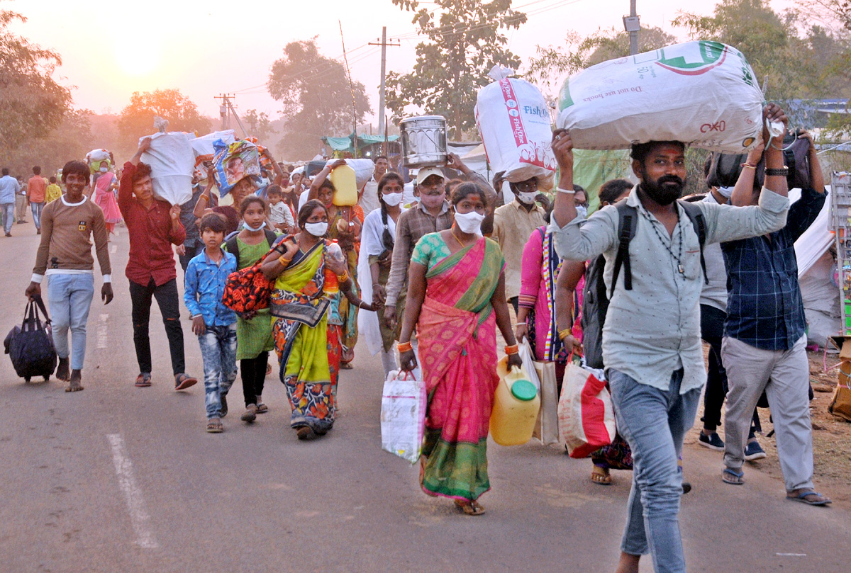 Huge Rush Of Devotees At Medaram Jatara - Sakshi9