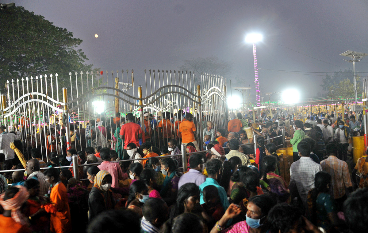 Huge Rush Of Devotees At Medaram Jatara - Sakshi11