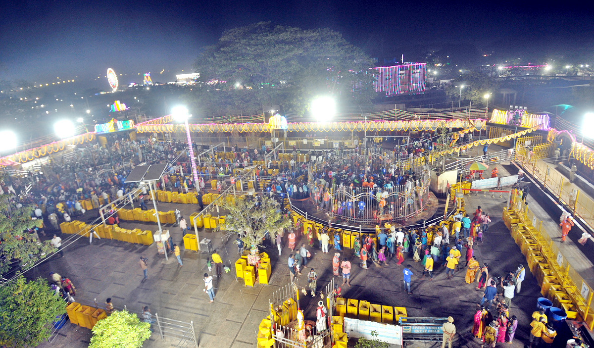 Huge Rush Of Devotees At Medaram Jatara - Sakshi13