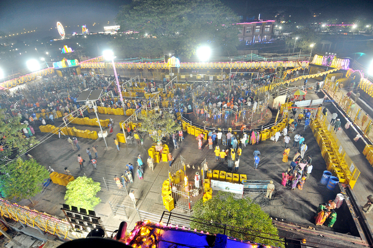 Huge Rush Of Devotees At Medaram Jatara - Sakshi14