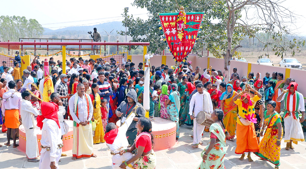 Huge Rush Of Devotees At Medaram Jatara - Sakshi16