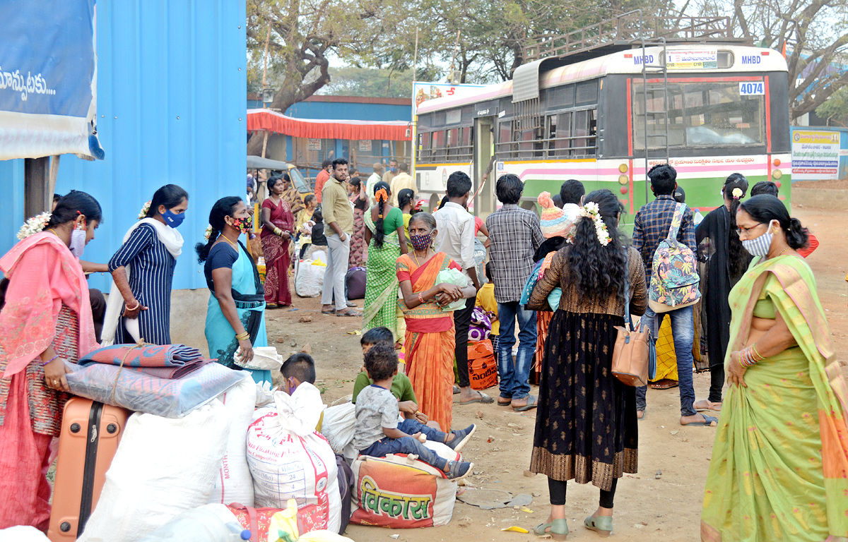 Huge Rush Of Devotees At Medaram Jatara - Sakshi17