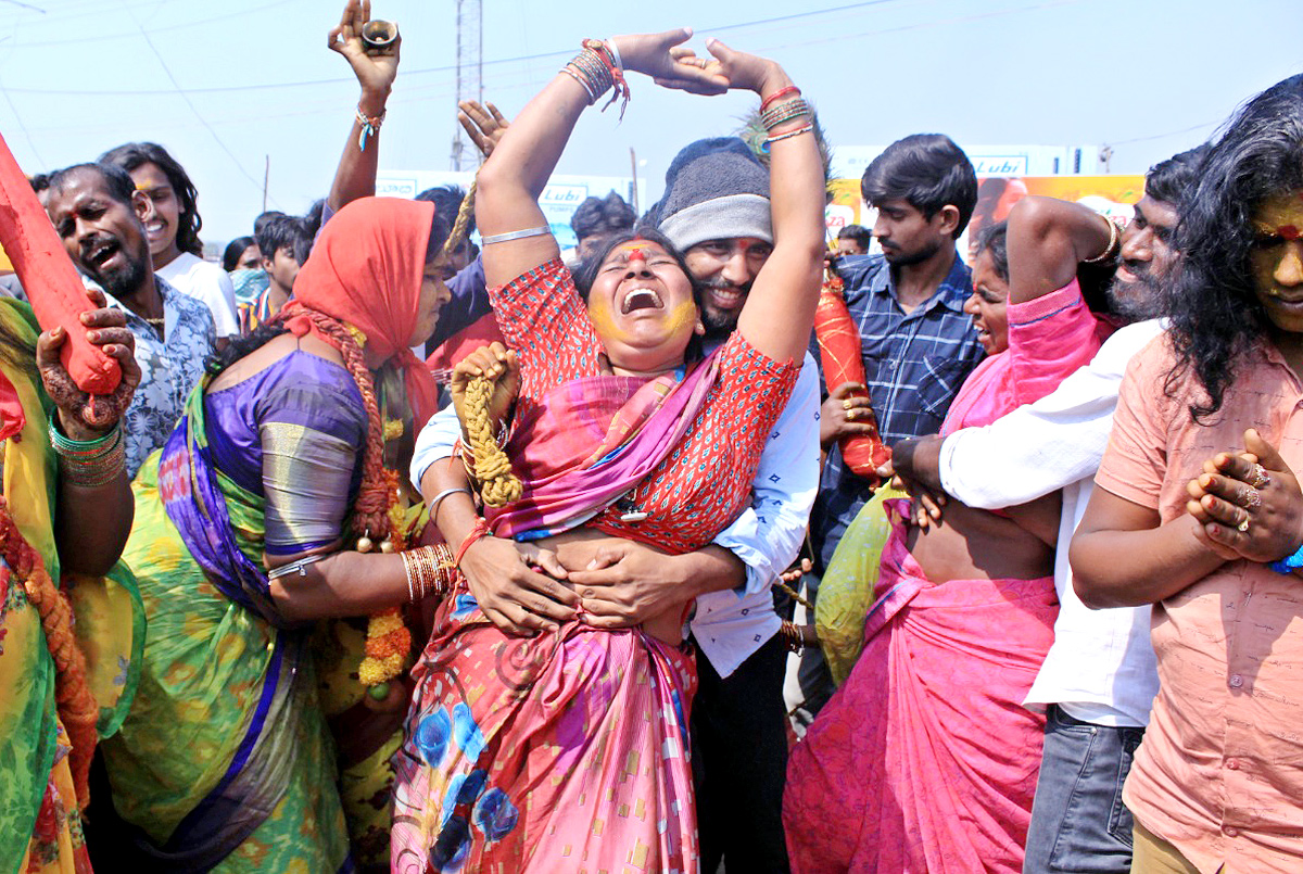 Huge Rush Of Devotees At Medaram Jatara - Sakshi20