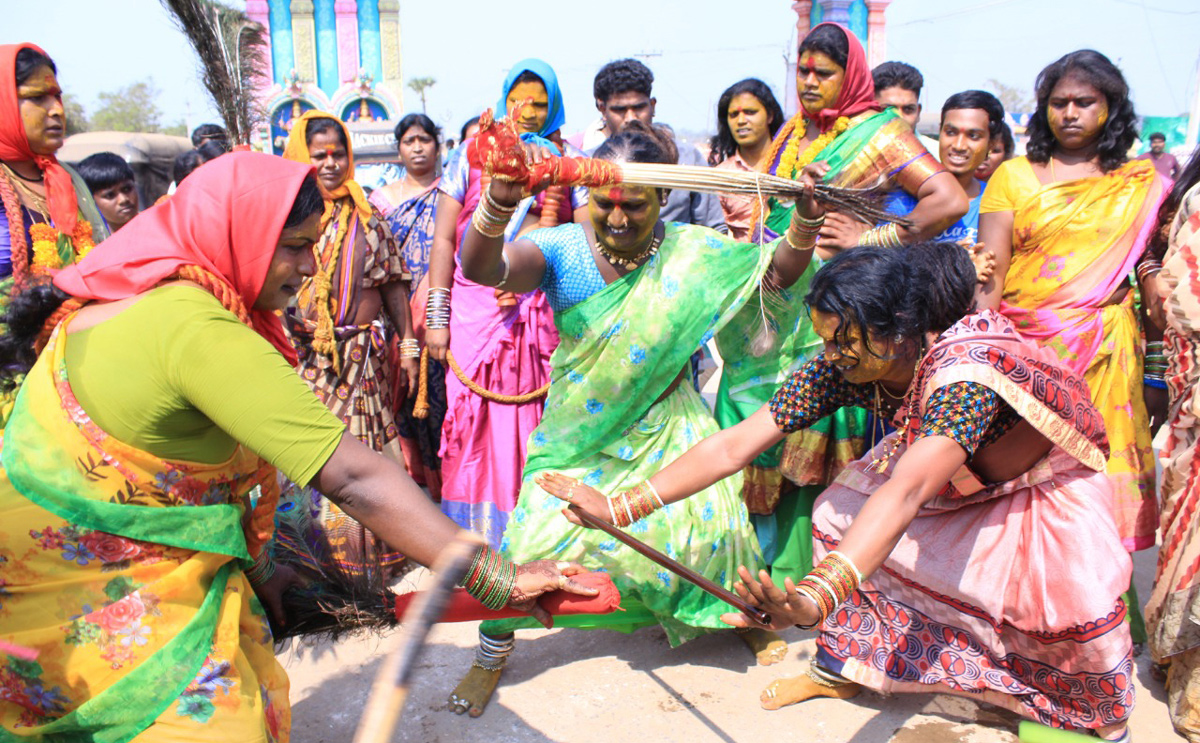 Huge Rush Of Devotees At Medaram Jatara - Sakshi24