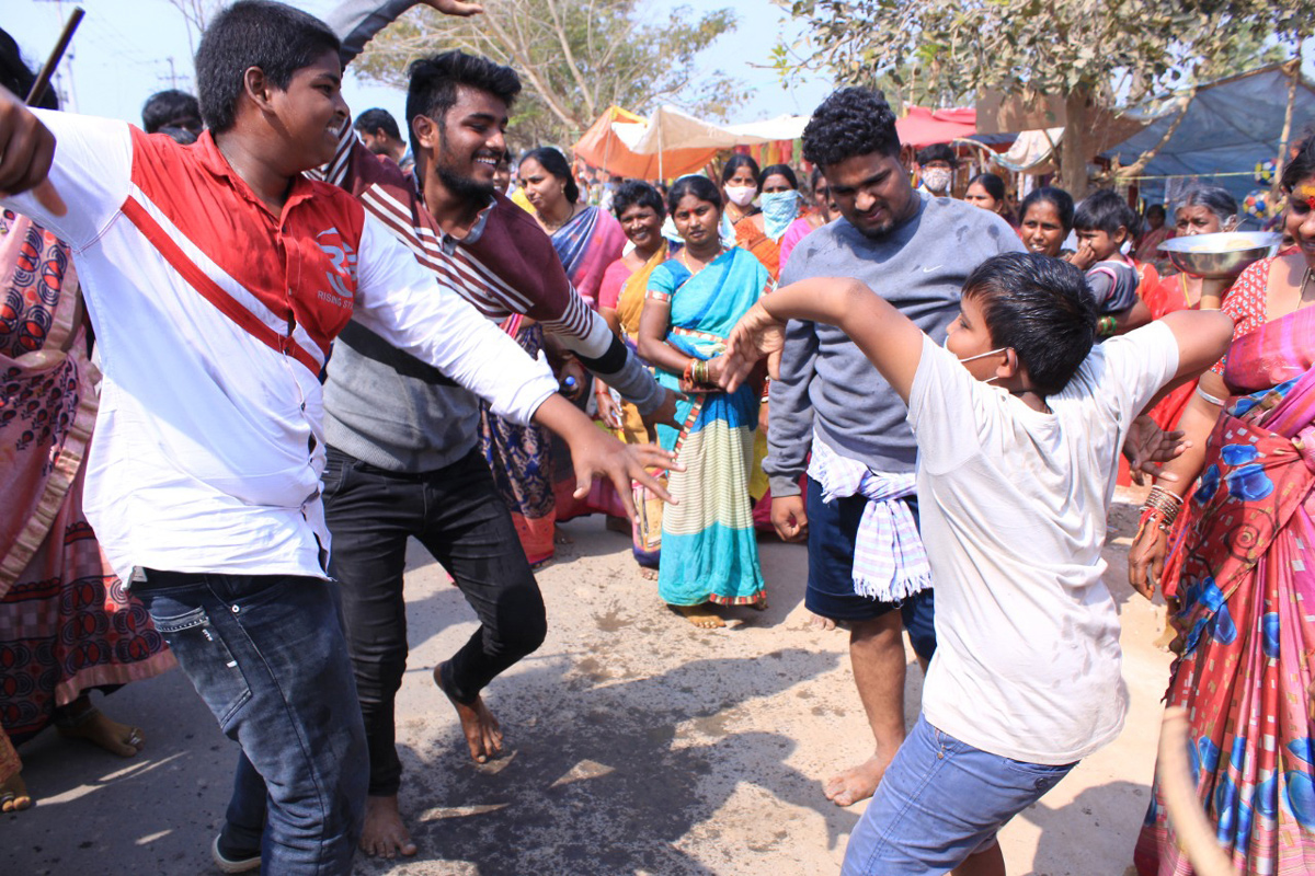 Huge Rush Of Devotees At Medaram Jatara - Sakshi32