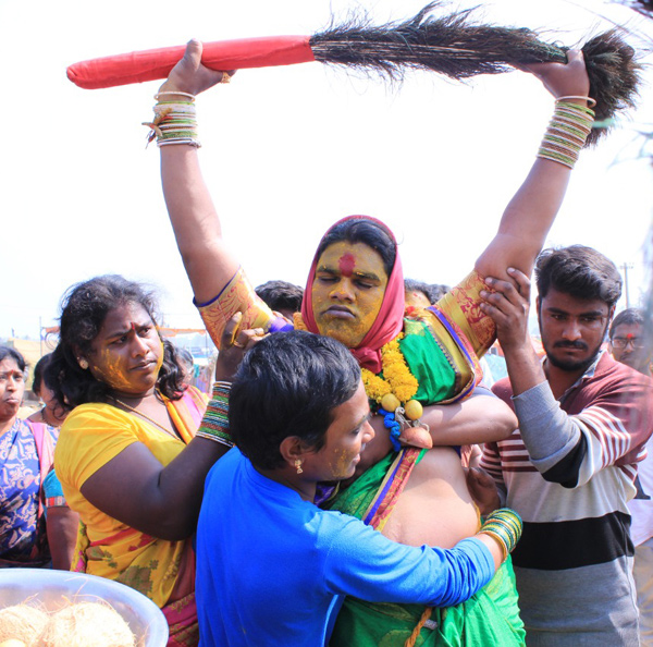 Huge Rush Of Devotees At Medaram Jatara - Sakshi33