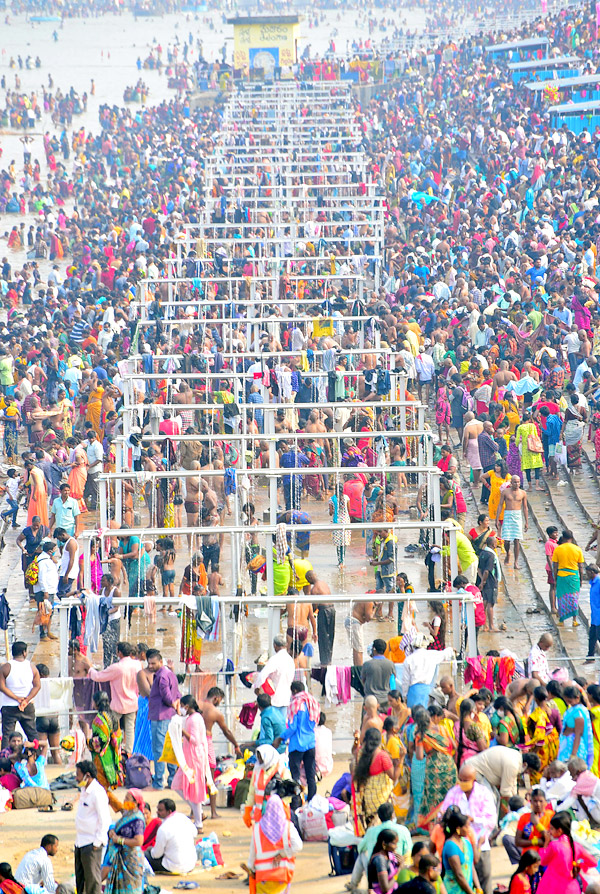 Heavy Rush at Sammakka Saralamma Jatara Photos - Sakshi56