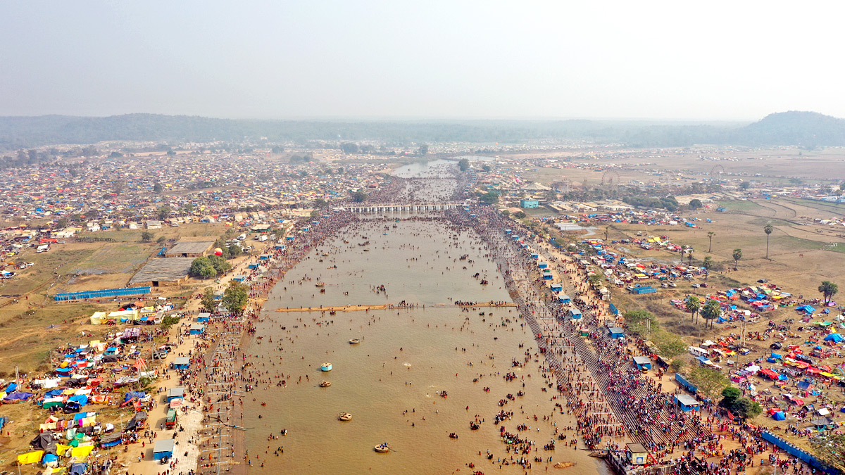 Heavy Rush at Sammakka Saralamma Jatara Photos - Sakshi54