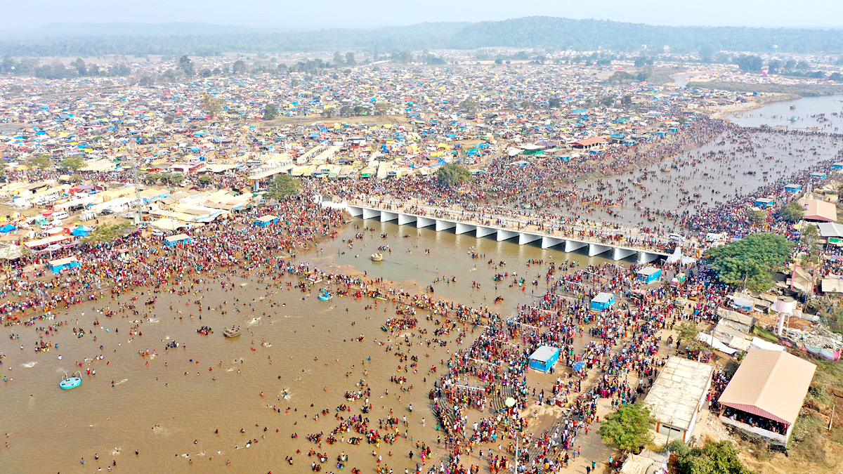 Heavy Rush at Sammakka Saralamma Jatara Photos - Sakshi2