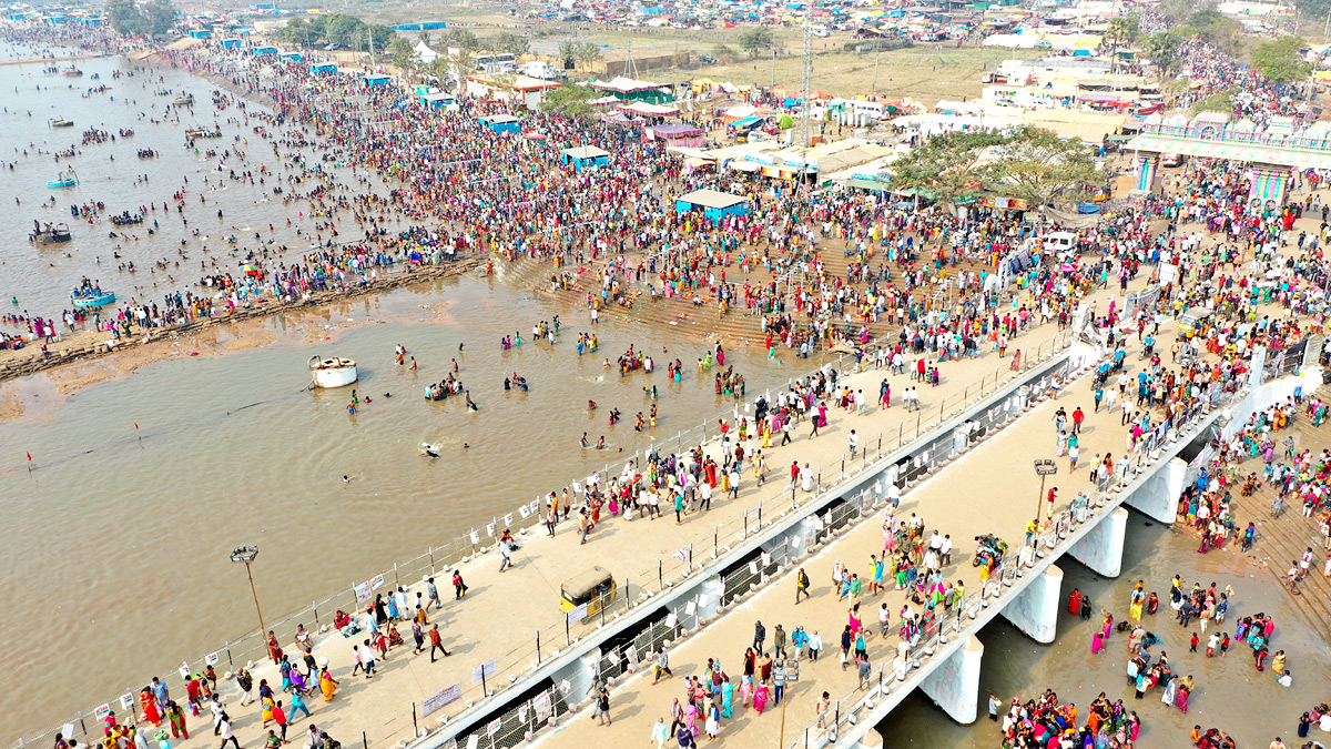 Heavy Rush at Sammakka Saralamma Jatara Photos - Sakshi3