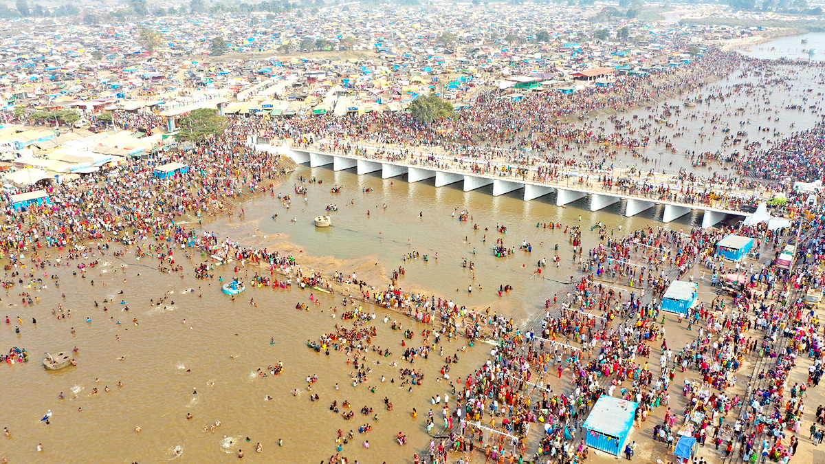 Heavy Rush at Sammakka Saralamma Jatara Photos - Sakshi4