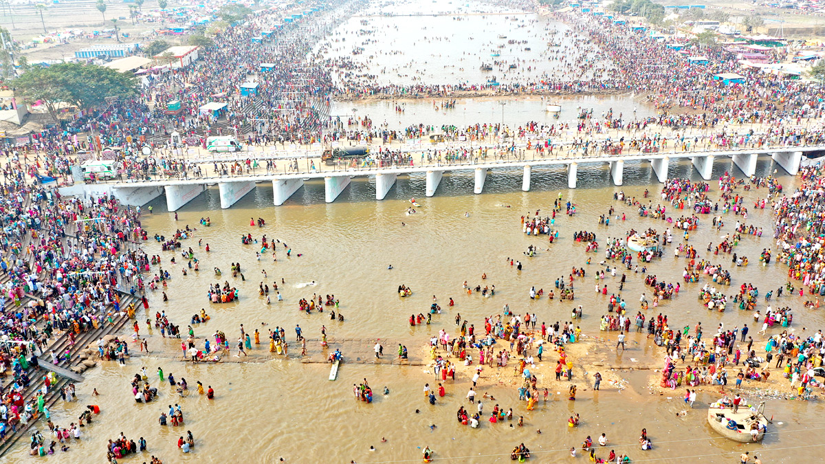 Heavy Rush at Sammakka Saralamma Jatara Photos - Sakshi5