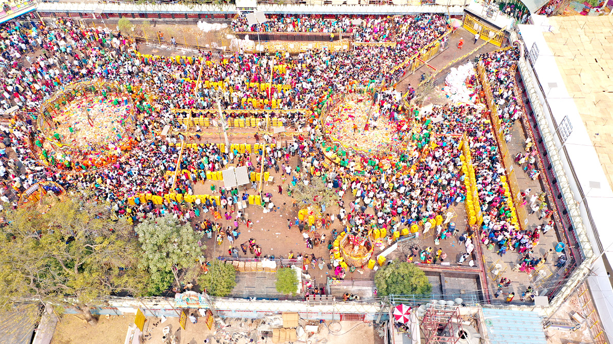 Heavy Rush at Sammakka Saralamma Jatara Photos - Sakshi6