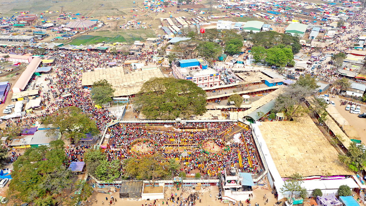 Heavy Rush at Sammakka Saralamma Jatara Photos - Sakshi7