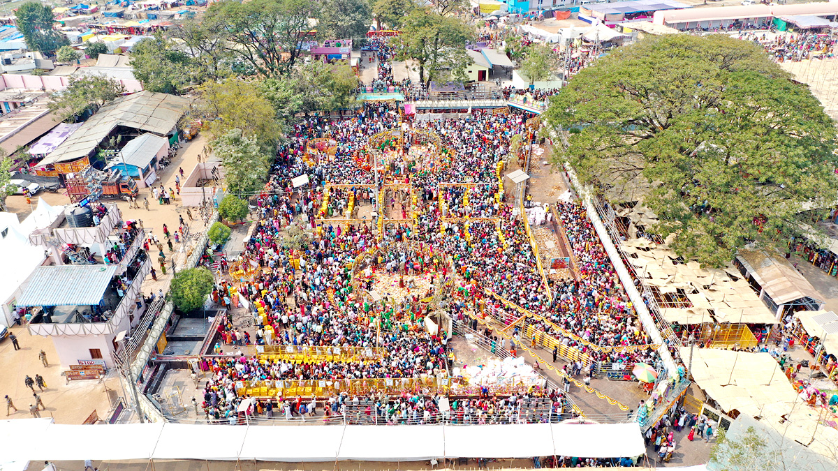 Heavy Rush at Sammakka Saralamma Jatara Photos - Sakshi9