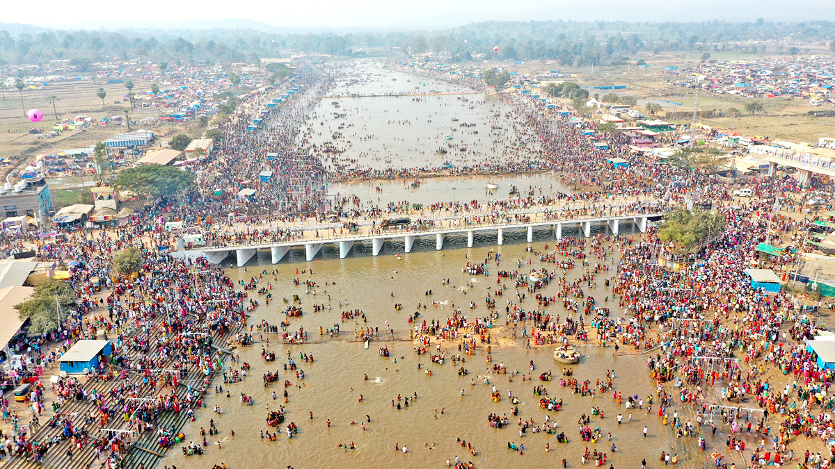 Heavy Rush at Sammakka Saralamma Jatara Photos - Sakshi10