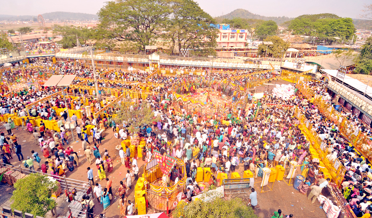 Heavy Rush at Sammakka Saralamma Jatara Photos - Sakshi12