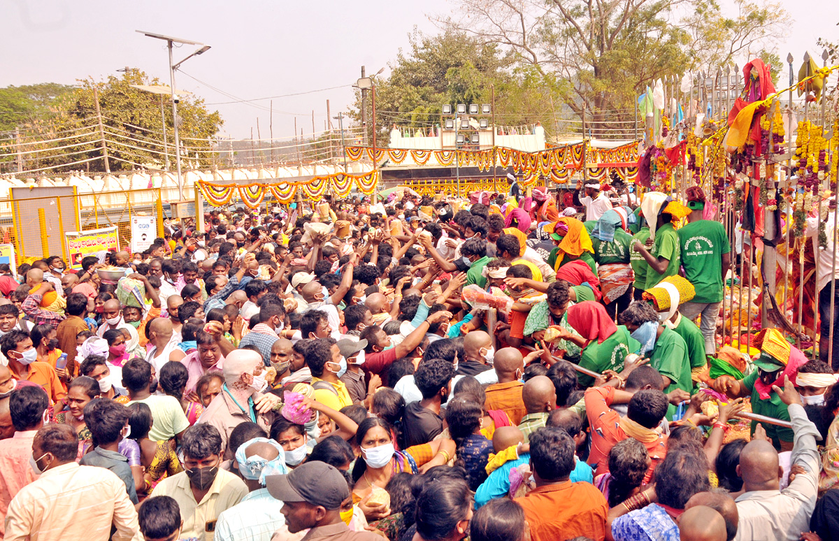 Heavy Rush at Sammakka Saralamma Jatara Photos - Sakshi13