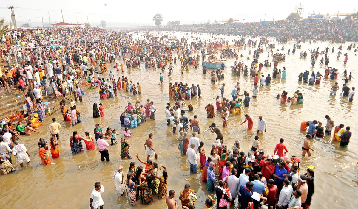 Heavy Rush at Sammakka Saralamma Jatara Photos - Sakshi15