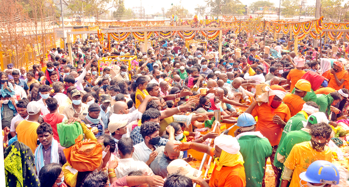 Heavy Rush at Sammakka Saralamma Jatara Photos - Sakshi16