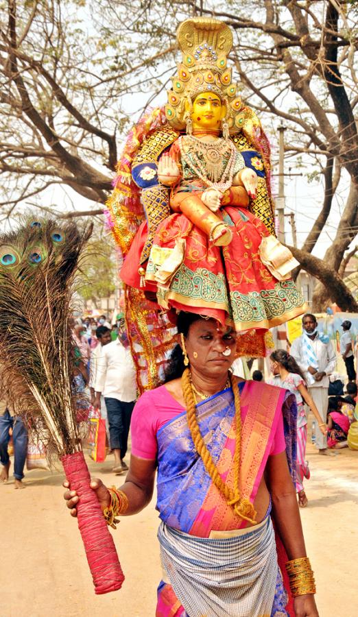 Heavy Rush at Sammakka Saralamma Jatara Photos - Sakshi23