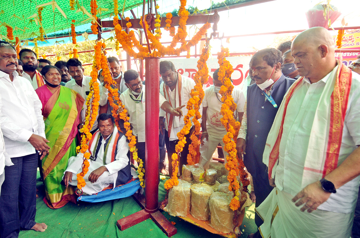 Heavy Rush at Sammakka Saralamma Jatara Photos - Sakshi25