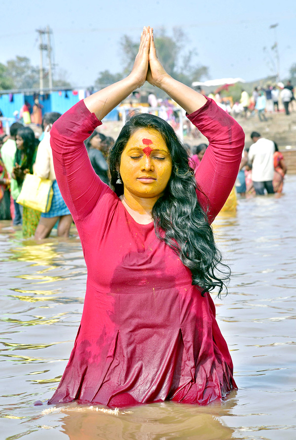 Heavy Rush at Sammakka Saralamma Jatara Photos - Sakshi27