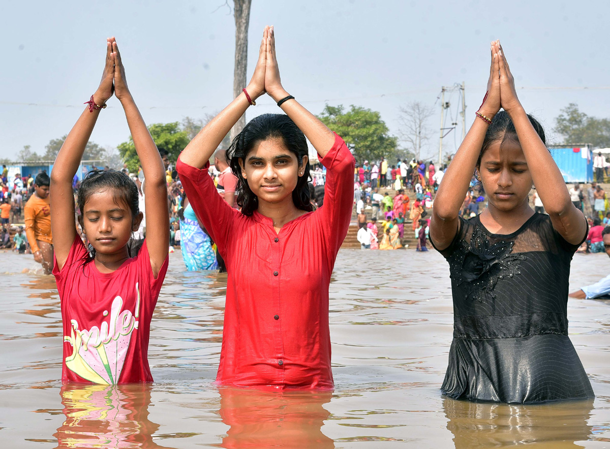 Heavy Rush at Sammakka Saralamma Jatara Photos - Sakshi28