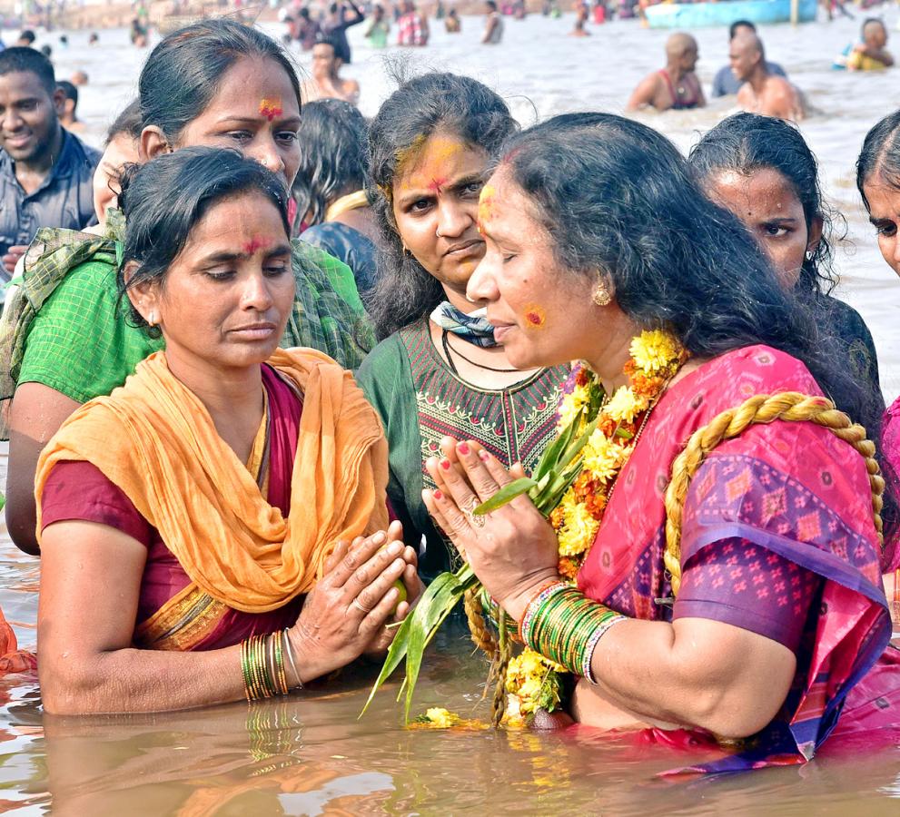 Heavy Rush at Sammakka Saralamma Jatara Photos - Sakshi31