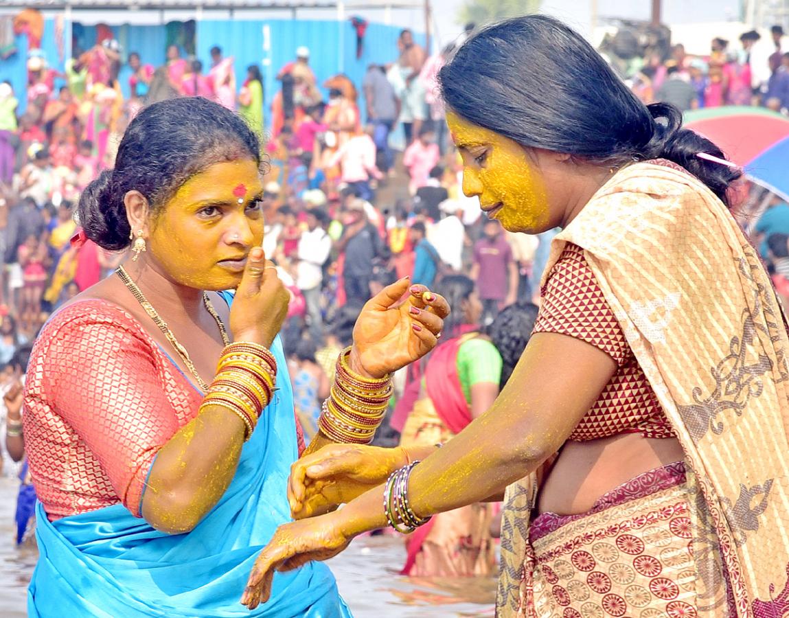 Heavy Rush at Sammakka Saralamma Jatara Photos - Sakshi32