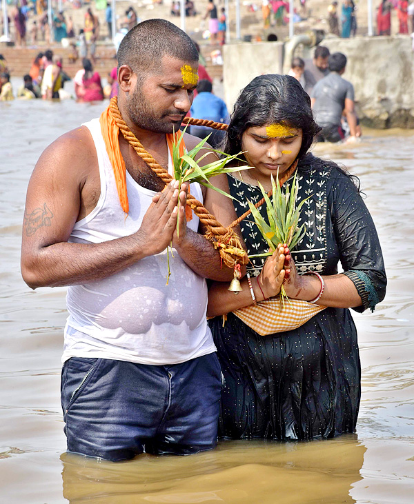 Heavy Rush at Sammakka Saralamma Jatara Photos - Sakshi33