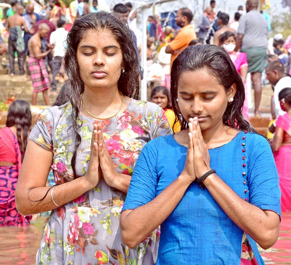 Heavy Rush at Sammakka Saralamma Jatara Photos - Sakshi34