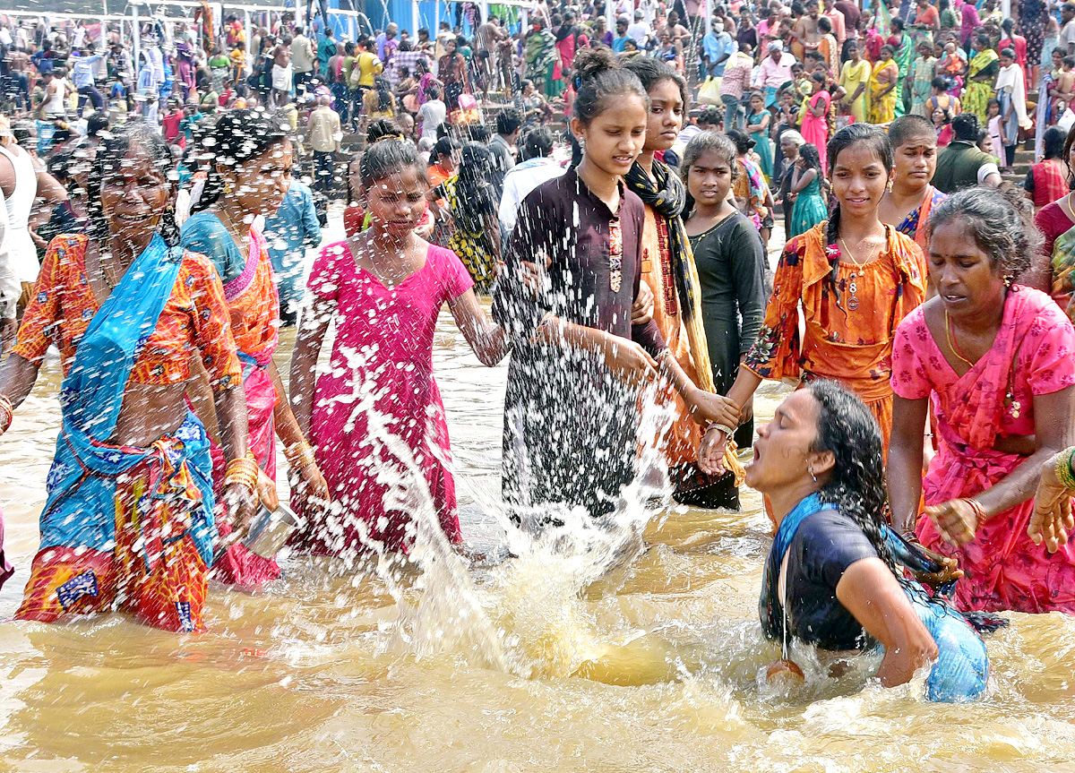 Heavy Rush at Sammakka Saralamma Jatara Photos - Sakshi36