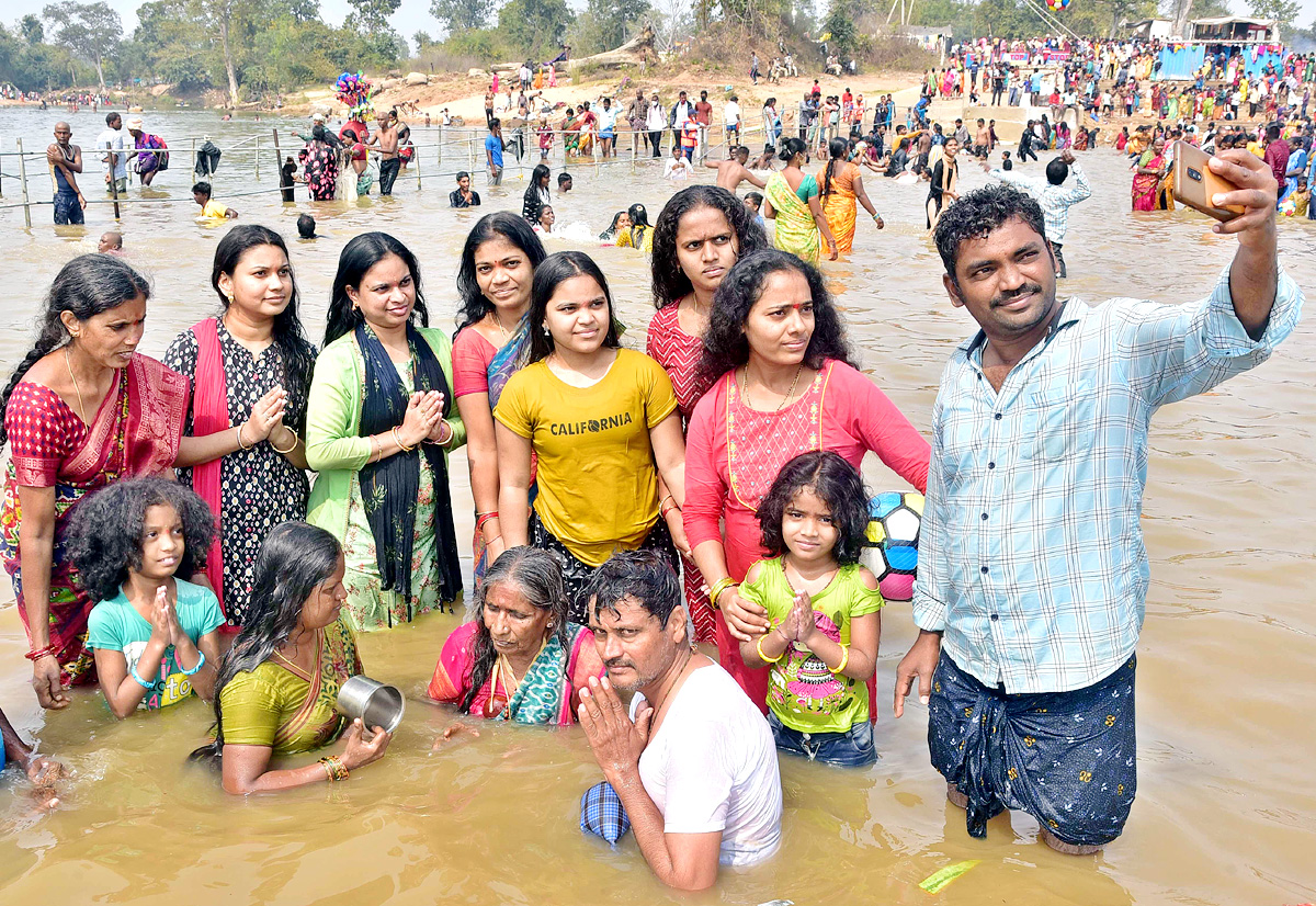 Heavy Rush at Sammakka Saralamma Jatara Photos - Sakshi37