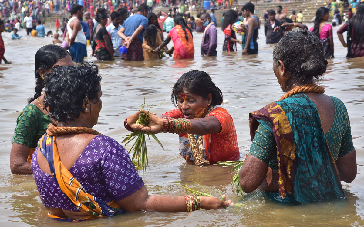 Heavy Rush at Sammakka Saralamma Jatara Photos - Sakshi40