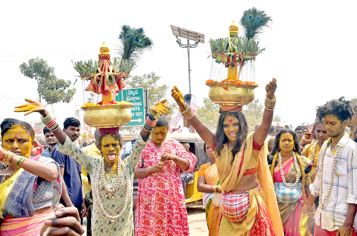 Heavy Rush at Sammakka Saralamma Jatara Photos - Sakshi42