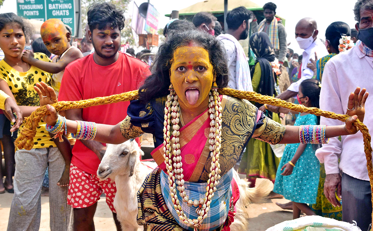 Heavy Rush at Sammakka Saralamma Jatara Photos - Sakshi43