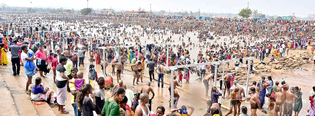 Heavy Rush at Sammakka Saralamma Jatara Photos - Sakshi44