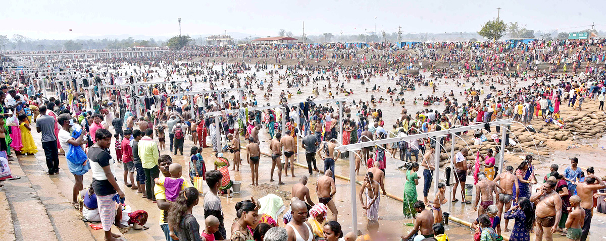 Heavy Rush at Sammakka Saralamma Jatara Photos - Sakshi45