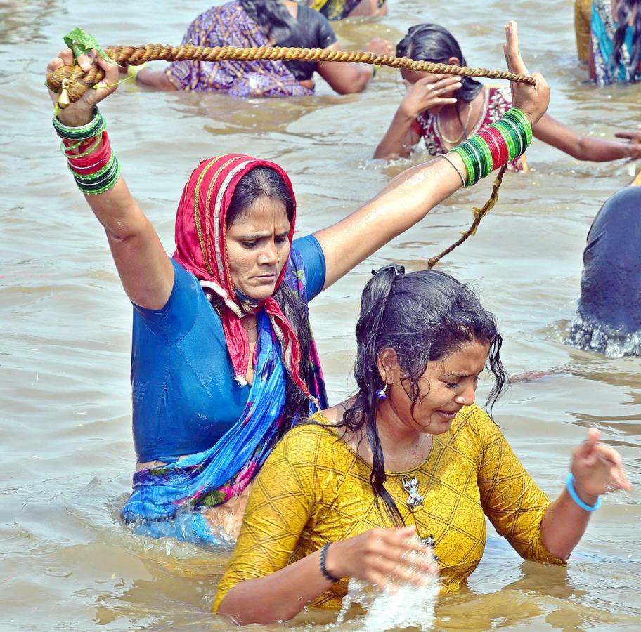 Heavy Rush at Sammakka Saralamma Jatara Photos - Sakshi46