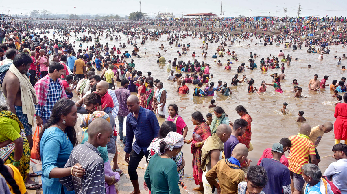 Heavy Rush at Sammakka Saralamma Jatara Photos - Sakshi50