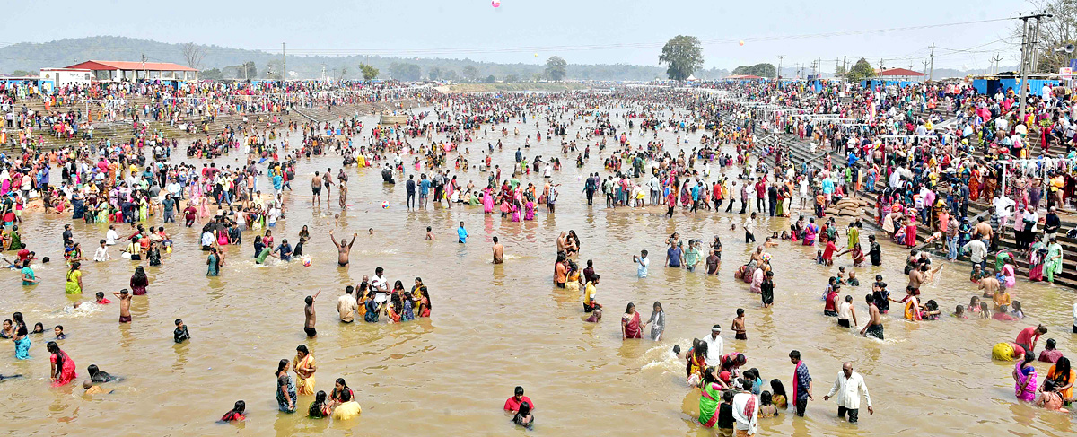 Heavy Rush at Sammakka Saralamma Jatara Photos - Sakshi52