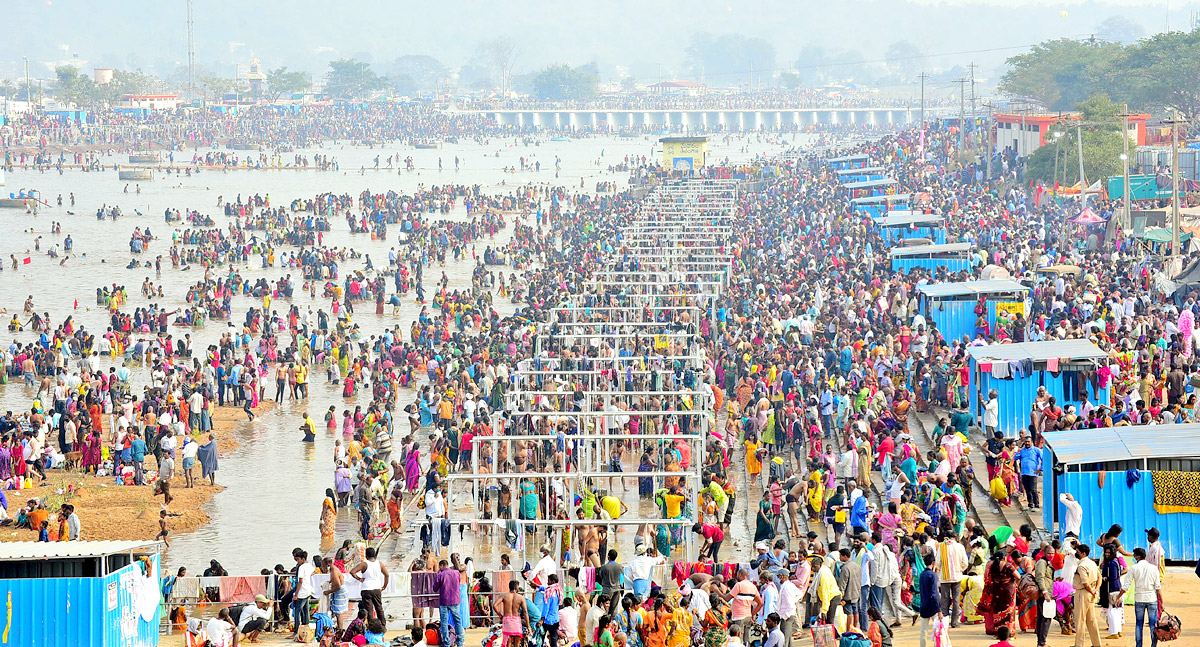 Heavy Rush at Sammakka Saralamma Jatara Photos - Sakshi57