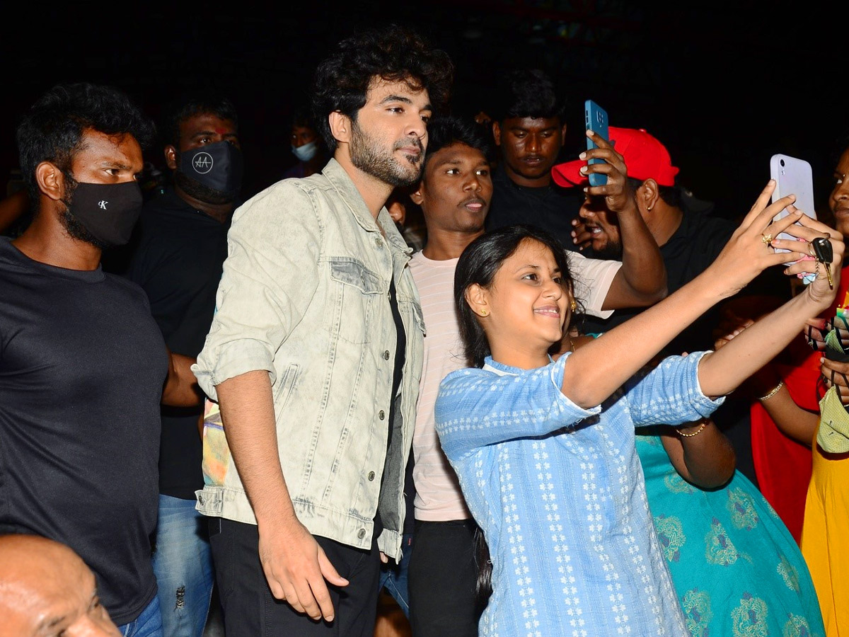 DJ Tillu Blockbuster Celebrations At Vizag - Sakshi13