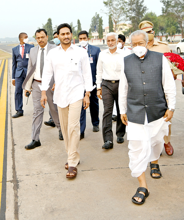 CM YS Jagan Receive President Ram Nath Kovind Vizag  - Sakshi3