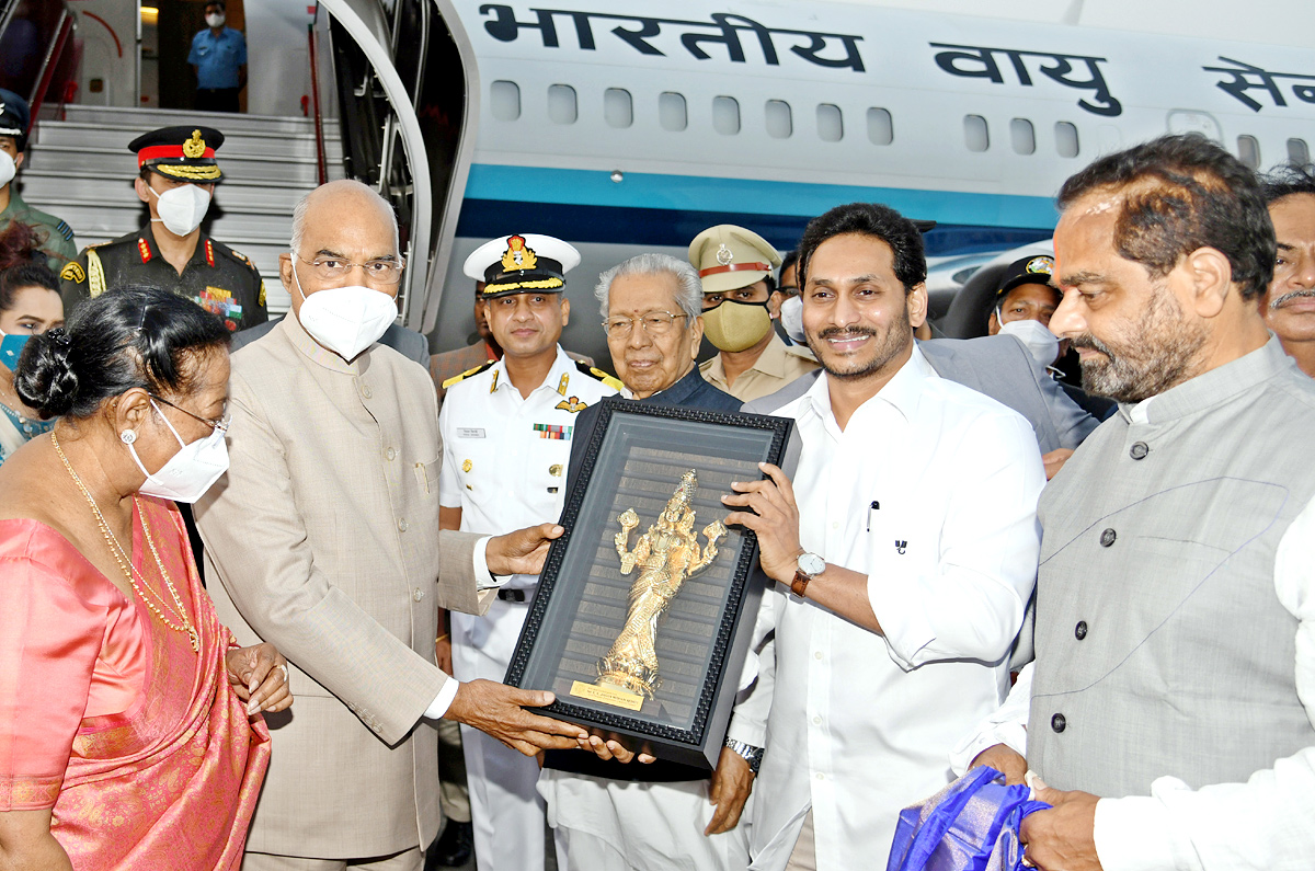 CM YS Jagan Receive President Ram Nath Kovind Vizag  - Sakshi4