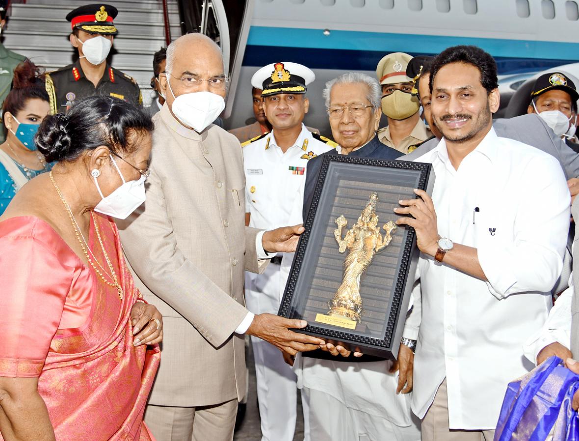 CM YS Jagan Receive President Ram Nath Kovind Vizag  - Sakshi5