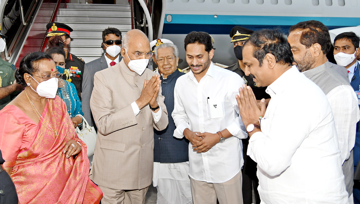 CM YS Jagan Receive President Ram Nath Kovind Vizag  - Sakshi6