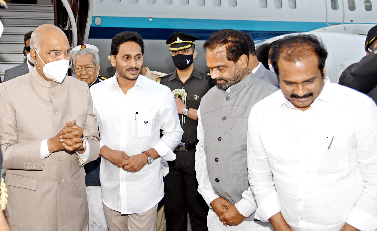 CM YS Jagan Receive President Ram Nath Kovind Vizag  - Sakshi7